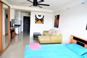 Pattaya Plaza Condotel large studio apartment Sukhumvit